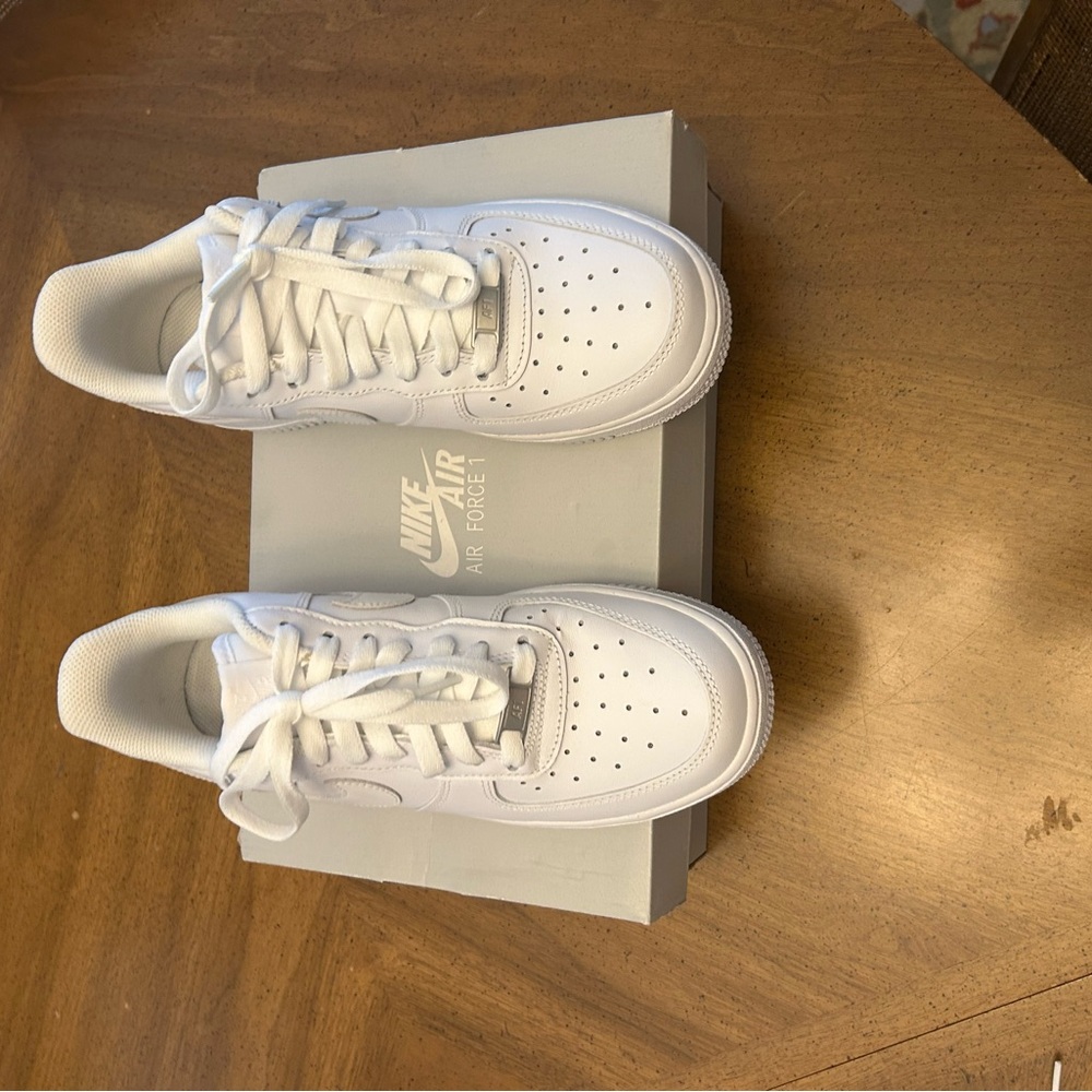 Nike women’s Air Force 1 ‘07 - White new w/box